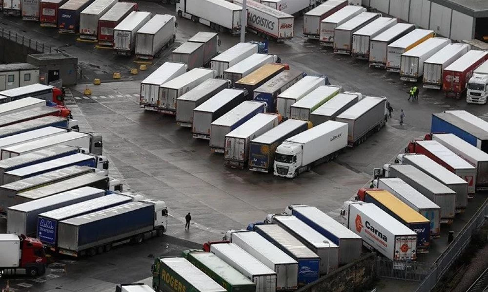 Οργισμένοι αποκλεισμένοι οδηγοί φορτηγών στα σύνορα της Βρετανίας